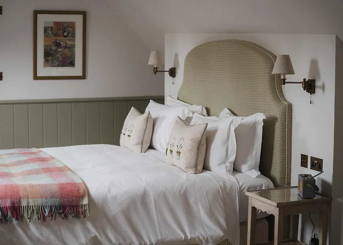 Top Burford Hotels Offering Luxury, Charm & Value