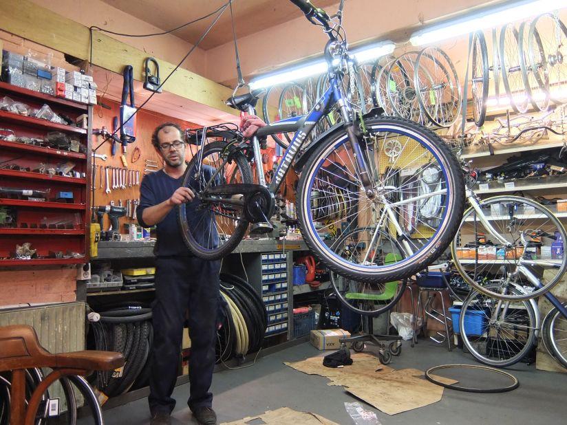 Cycle mechanic Geert Gelissen says tourists who don't know how to behave on Amsterdam's bike paths are a problem -- especially when they come up against 